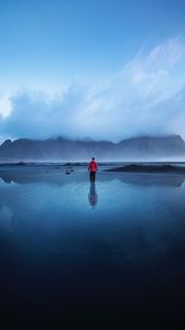 Превью обои гора, озеро, уединение, одиночество, туман, исландия