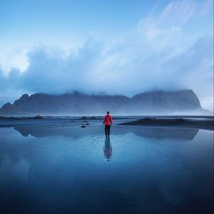 Превью обои гора, озеро, уединение, одиночество, туман, исландия