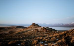 Превью обои гора, пейзаж, трава, даль