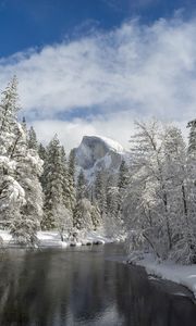 Превью обои гора, река, снег деревья, долина