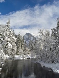 Превью обои гора, река, снег деревья, долина