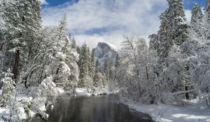 Превью обои гора, река, снег деревья, долина