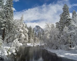 Превью обои гора, река, снег деревья, долина