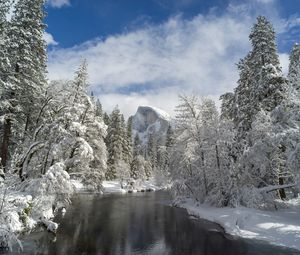 Превью обои гора, река, снег деревья, долина