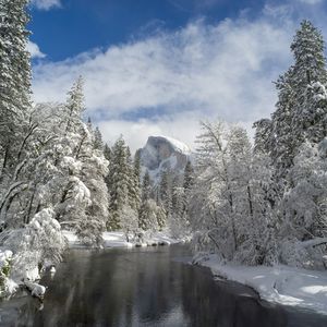 Превью обои гора, река, снег деревья, долина