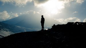 Превью обои гора, силуэт, одиночество, гора эльбрус, россия