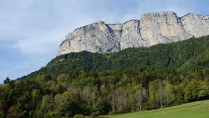 Превью обои гора, скала, деревья, лужайка, склон