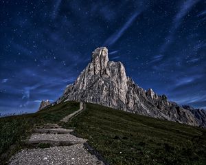 Превью обои гора, скала, тропинка, ночь, звездное небо