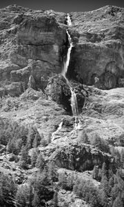 Превью обои гора, скала, водопад, чб, пейзаж