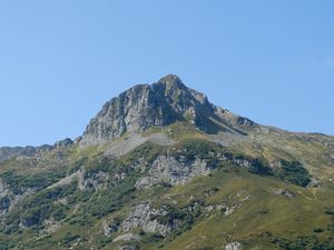 Превью обои гора, скалы, деревья, пейзаж, природа