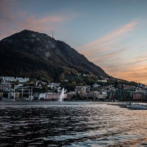 Превью обои гора, склон, море, здания