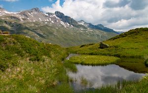 Превью обои гора, склон, пруд, трава, природа