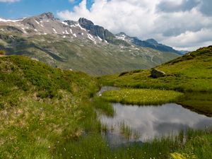 Превью обои гора, склон, пруд, трава, природа