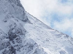 Превью обои гора, склон, снег, люди, вид сверху