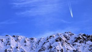 Превью обои гора, снег, самолет, небо, заснеженный, полет, вершина