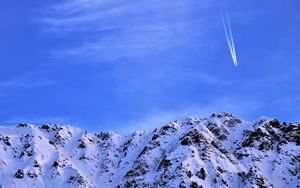 Превью обои гора, снег, самолет, небо, заснеженный, полет, вершина