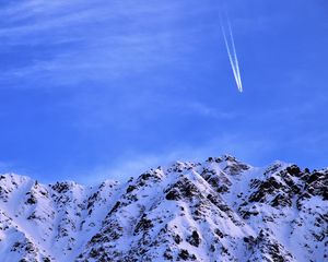 Превью обои гора, снег, самолет, небо, заснеженный, полет, вершина