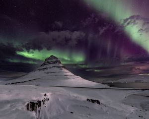 Превью обои гора, снег, северное сияние, зима, ночь