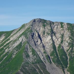 Превью обои гора, трава, скала, рельеф, склон