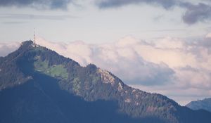 Превью обои гора, вершина, деревья, здание, холм