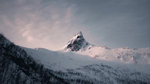 Превью обои гора, вершина, дорога, заснеженный