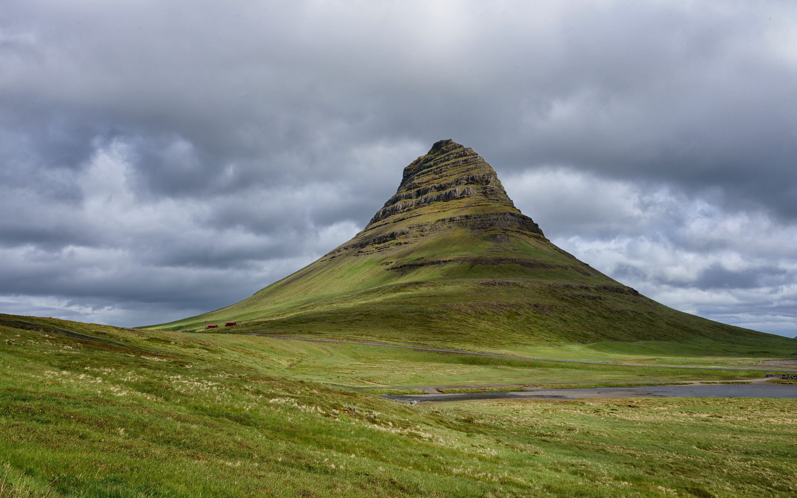 Мал холмы. Исландия холмы. Вершина горы Ейлифур Исландия. Тува Исландия холм. Маленькие горы.