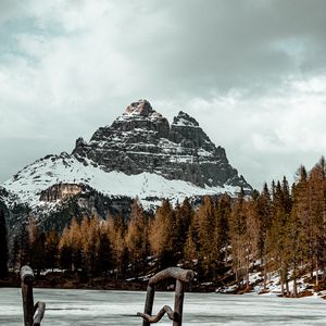 Превью обои гора, вершина, лес, озеро, снег, зима