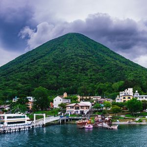 Превью обои гора, вершина, море, здания, пирс