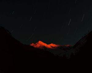 Превью обои гора, вершина, ночь, звезды, темный, длинная выдержка
