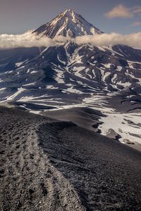 Превью обои гора, вершина, облака, полуостров, камчатка, россия