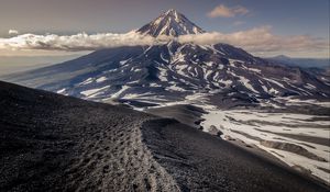 Превью обои гора, вершина, облака, полуостров, камчатка, россия