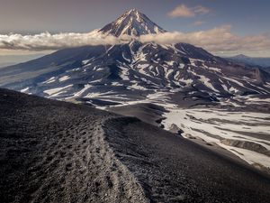 Превью обои гора, вершина, облака, полуостров, камчатка, россия