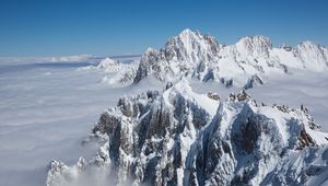 Превью обои гора, вершина, облака, туман, горный хребет, горная вершина