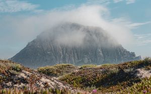 Превью обои гора, вершина, облака, растительность, пейзаж