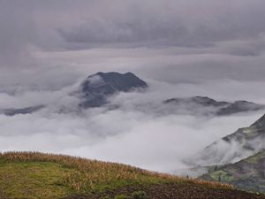Превью обои гора, вершина, облака, вид
