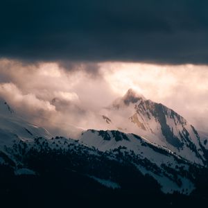 Превью обои гора, вершина, облака, снег, свет, пейзаж