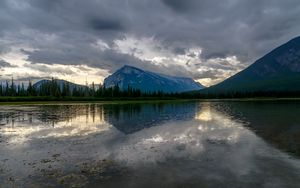 Превью обои гора, вершина, озеро, деревья, отражение