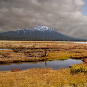 Превью обои гора, вершина, поле, река, природа, пейзаж