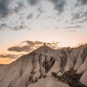 Превью обои гора, вершина, силуэт, человек, пейзаж
