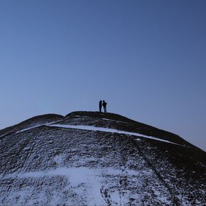 Превью обои гора, вершина, силуэты, пара, темный