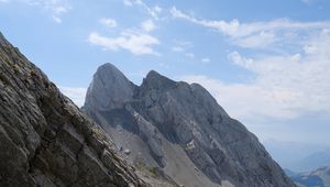 Превью обои гора, вершина, скала, трава, пейзаж