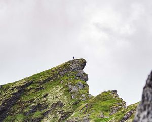 Превью обои гора, вершина, скала, силуэт, одиночество