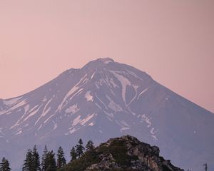 Превью обои гора, вершина, скала, деревья, облака