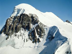 Превью обои гора, вершина, скала, снег, высота, серый, белый, голубой