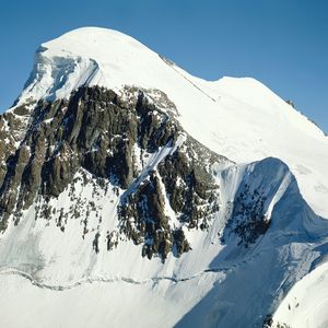 Превью обои гора, вершина, скала, снег, высота, серый, белый, голубой