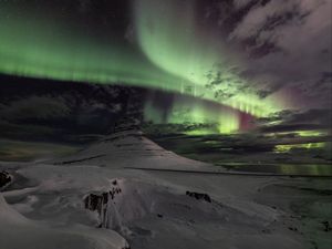 Превью обои гора, вершина, снег, северное сияние, ночь, природа