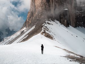 Превью обои гора, вершина, снег, силуэт, человек