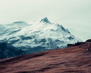 Превью обои гора, вершина, снег, изба, забор