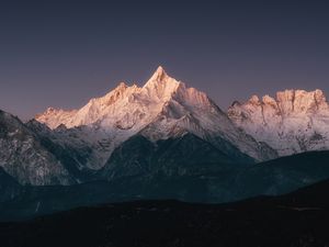 Превью обои гора, вершина, снег, сумерки, ночь, пейзаж