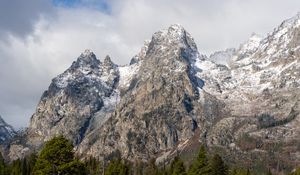 Превью обои гора, вершина, снег, склон, деревья, пейзаж